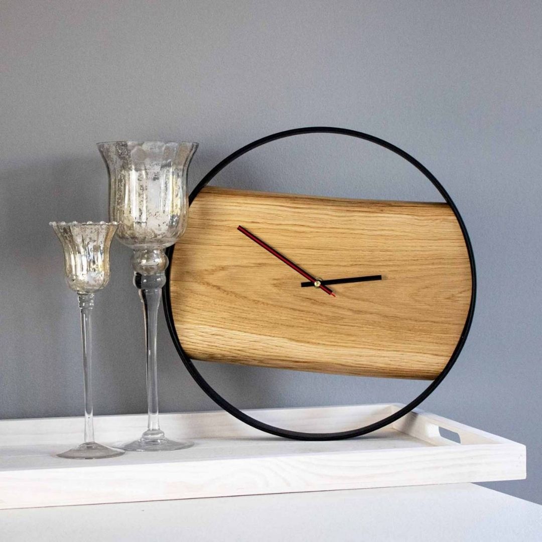Houten wandklok Polished van eikenhout op dressoir met glazen kaarsenstandaards, sfeerbeeld