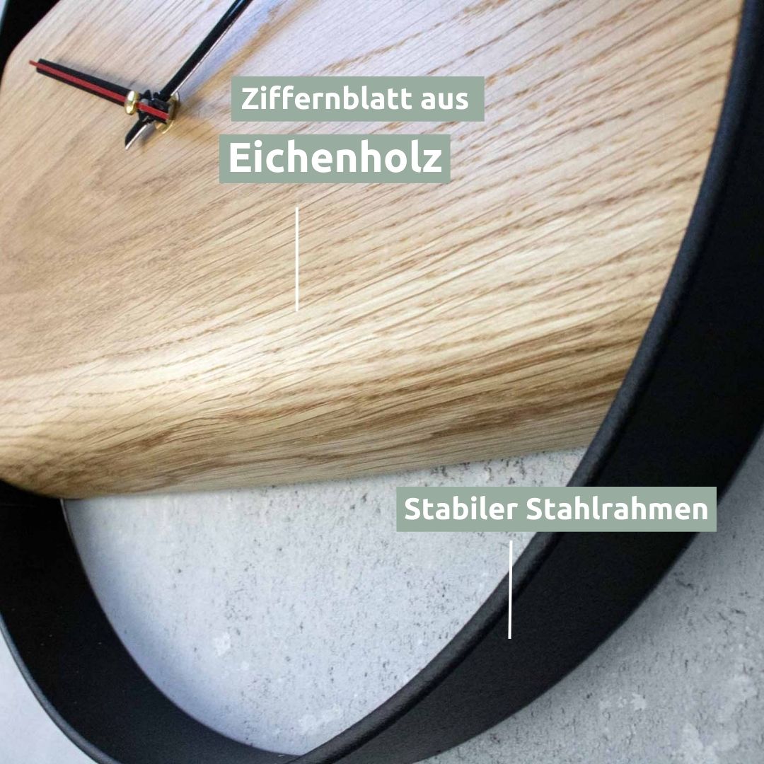 Close-up van de eikenhoutnerf op de wijzerplaat en het zwarte stalen frame van de wandklok Polished