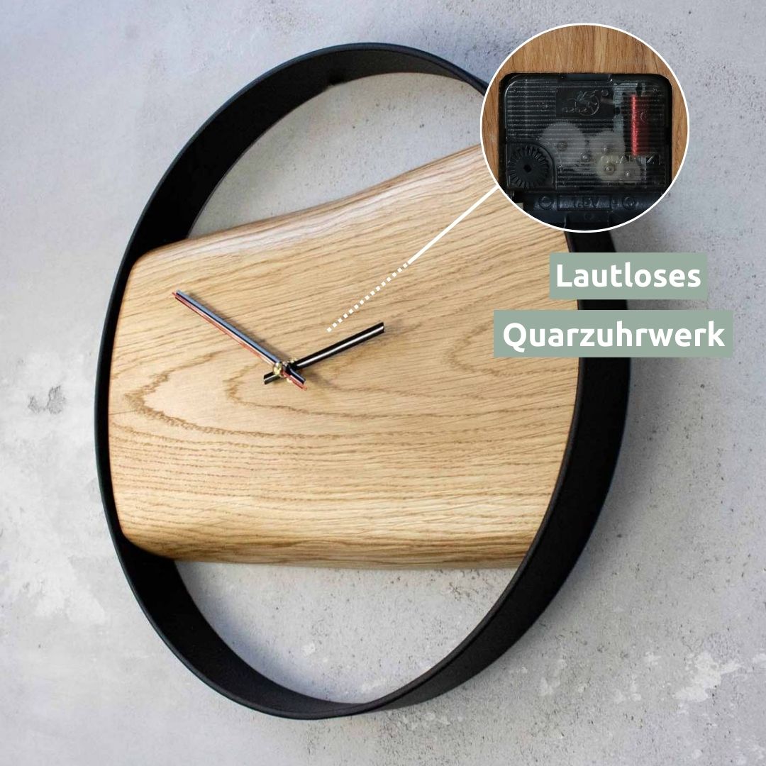 Detailweergave van het geruisloze kwartsuurwerk van de omlijste houten wandklok Polished van eikenhout