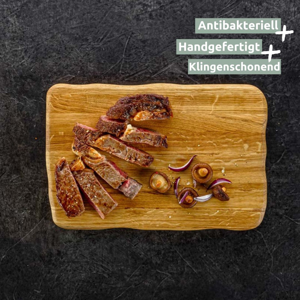 Lichte eikenhouten snijplank Basic met aangesneden steak, handgemaakt en mesvriendelijk