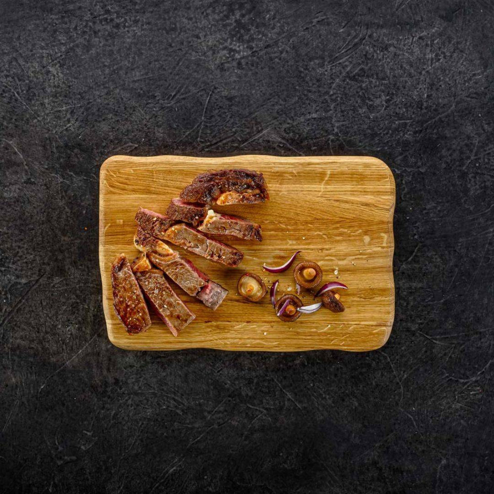 Snijplank Basic licht eiken met getrancheerd steak, champignons en rode uien