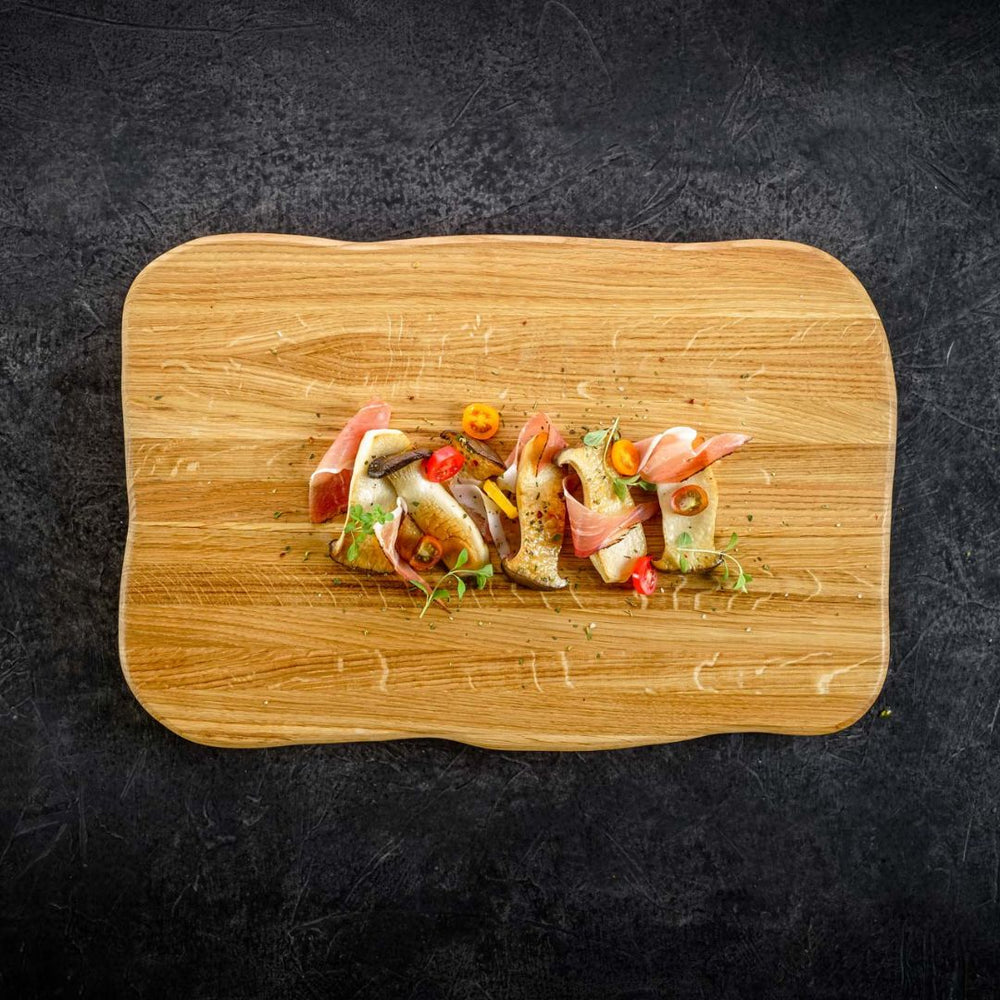 Lichte eikenhouten keukenplank Premium met aangericht gerecht van vis en eekhoorntjesbrood