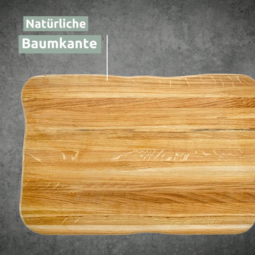 Natuurlijke boomstamrand aan de lichte steakplank Master van eikenhout, detailopname