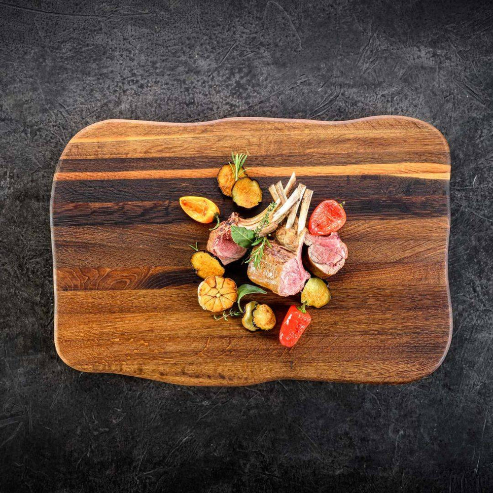 Eikenhouten steakplank Premium met aangerichte lamskoteletten en geroosterde groenten