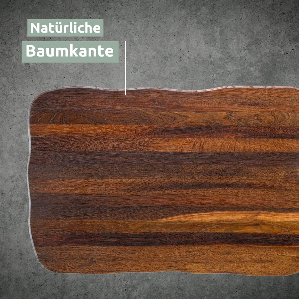 Natuurlijke boomstamrand aan de donkere steakplank Master van eikenhout, detailopname
