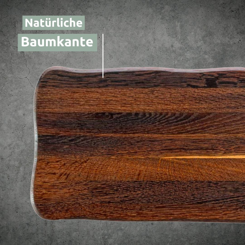 Detail van de natuurlijke boomstamrand aan de donkere eikenhouten snijplank Basic