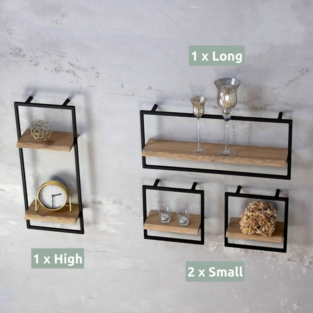 Wandrekkenset met boomstamrand in lichtgrijs geolied eiken aan betonnen muur, gedecoreerd met klok, glazen en decoratieve bol