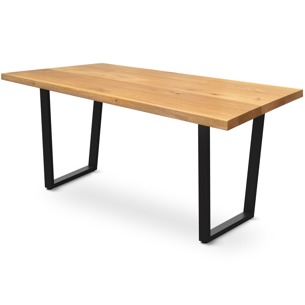 Massief houten tafel eiken zonder boomstamrand met rechte rand op zwart trapezium-onderstel, schuin aanzicht tegen witte achtergrond
