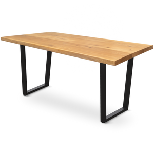 Massief houten tafel eiken zonder boomstamrand met rechte rand op zwart trapezium-onderstel, schuin aanzicht tegen witte achtergrond