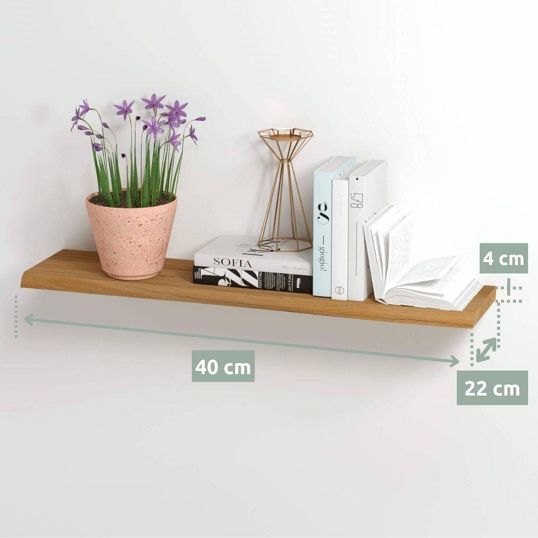 Maatgrafiek wandrek eiken 40 cm, gedecoreerd met roze bloempot, decoratief object en boeken