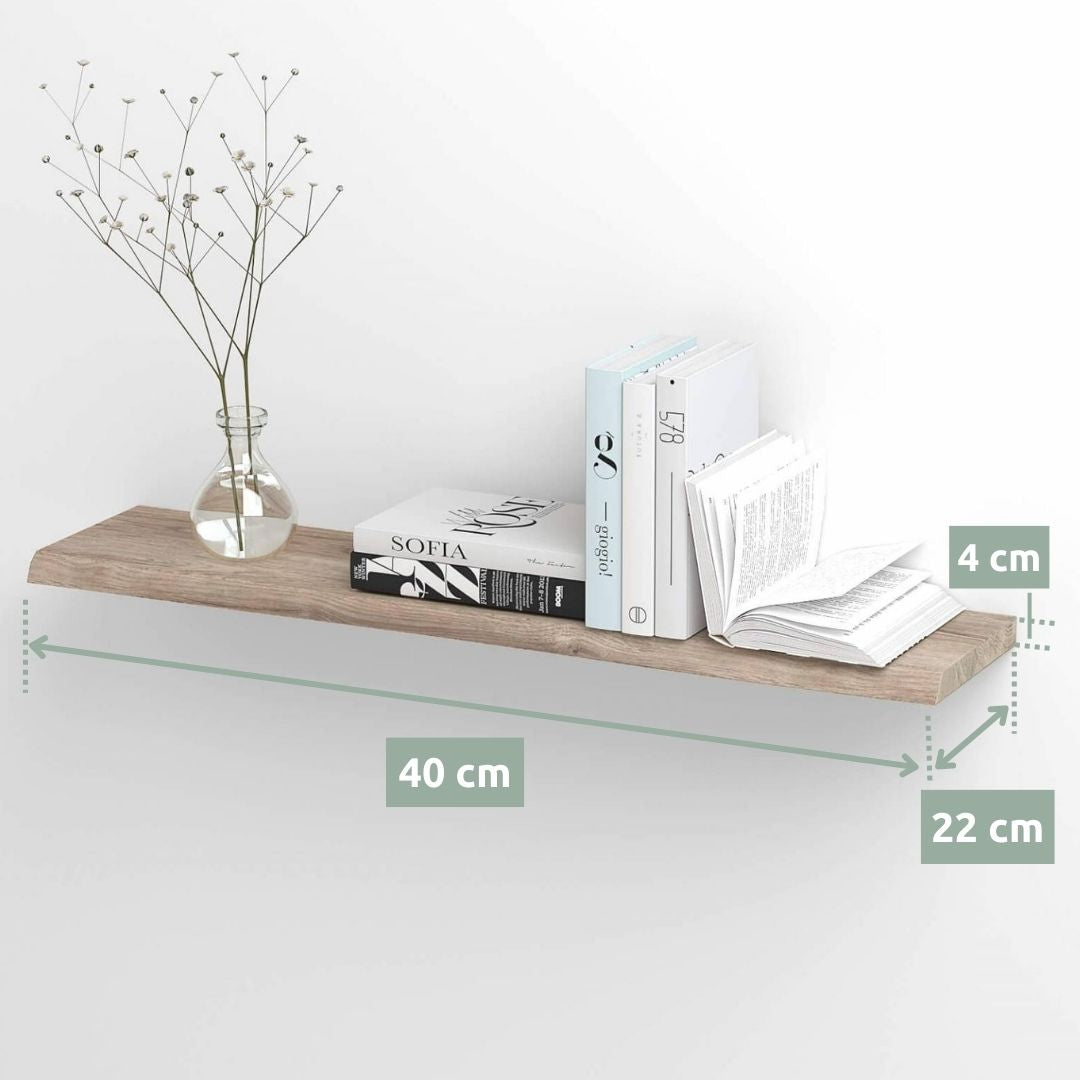 Maatgrafiek wandrek eiken 40 x 22 x 4 cm, gedecoreerd met bloemenvaas en boekenstapel