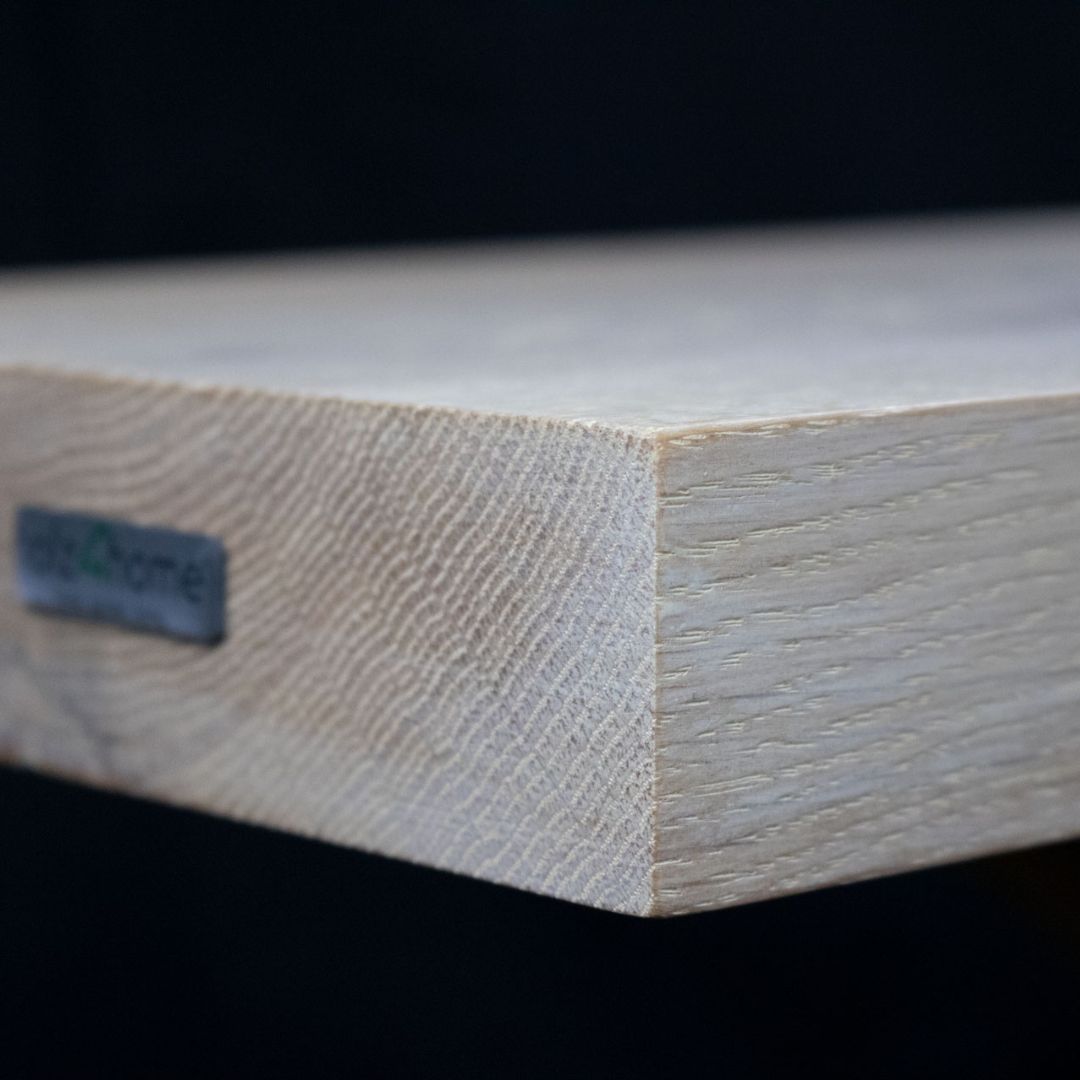 Close-up van de rechte rand met holz4home-plaatje op het onbehandelde eikenhouten wandrek