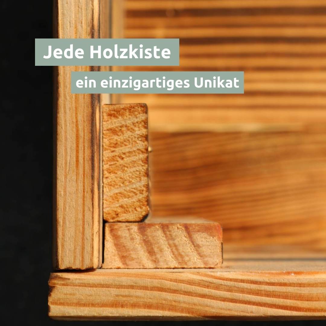 Close-up van de hoekverbinding van een geflambeerde houten kist van grenenhout, elk exemplaar uniek