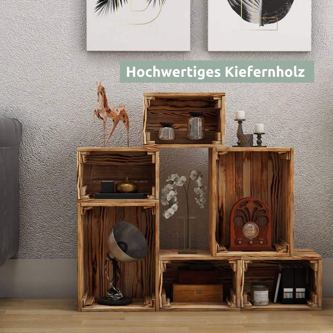Geflambeerde houten kisten in de woonkamer gestapeld als decoratief rek met lamp, radio en kaarsen