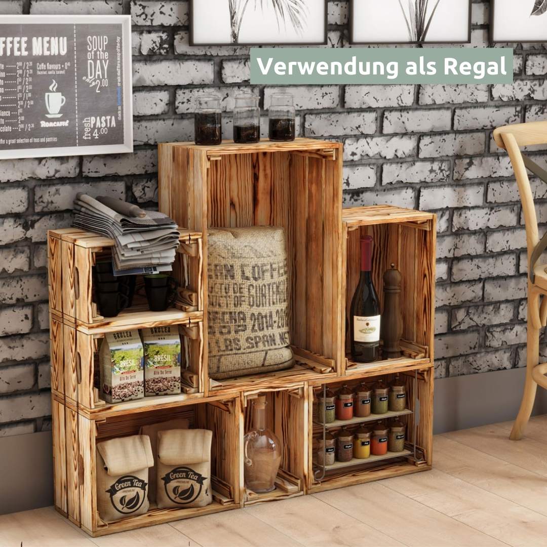 Geflambeerde houten kisten als keukenrek aan bakstenen muur, gedecoreerd met koffie, wijn en kruiden