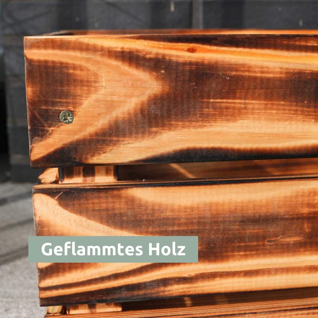Close-up van het geflambeerde houtoppervlak van een kist van grenenhout met zichtbare nerf