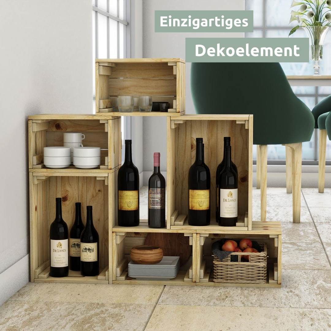 Wijnkisten naturel gestapeld als flessenrek met rode wijn, kopjes en fruitmand in de eetkamer