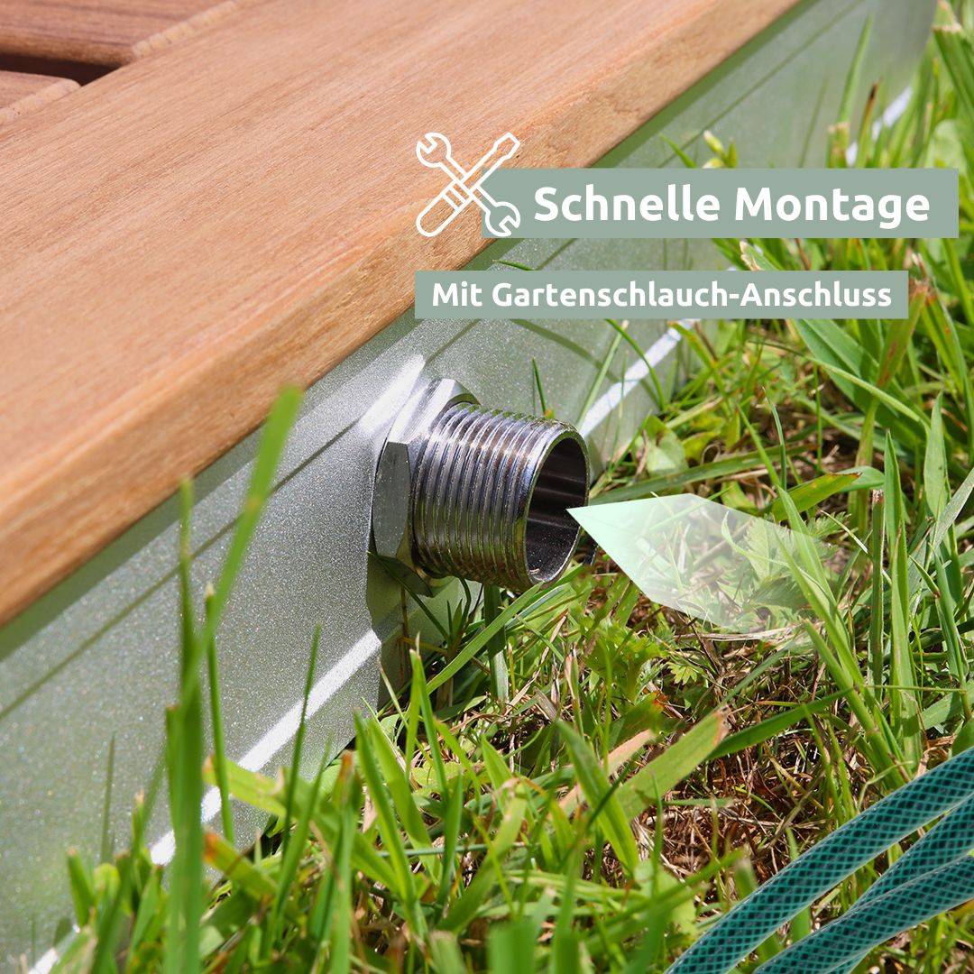 Tuinslangaansluiting van roestvrij staal aan de aluminium sokkel van de hoekige teakhouten vloerdouche in het gras