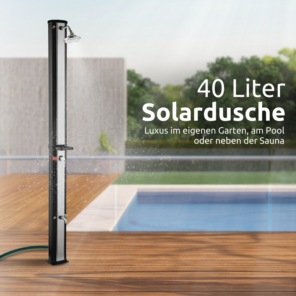 40-liter zonnedouche op houten terras bij het zwembad in de tuin, zijaanzicht