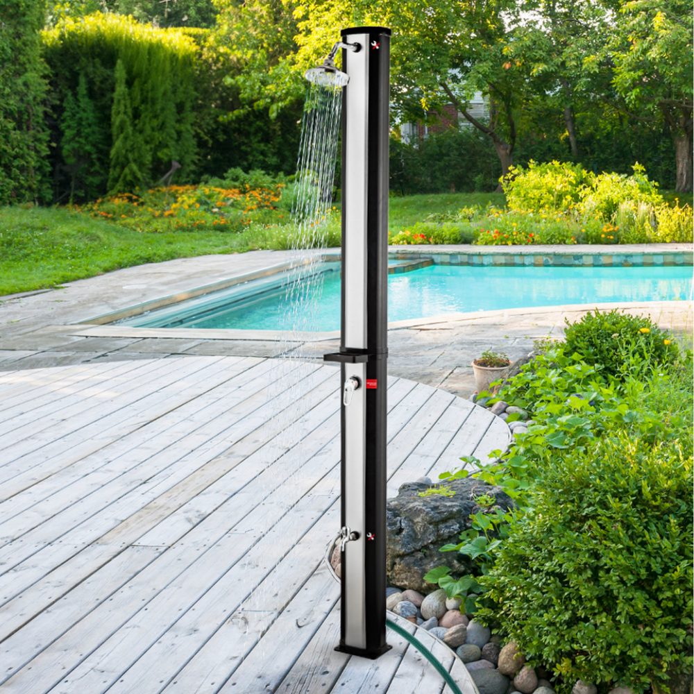 Zonnedouche in de tuin met zwembad op de achtergrond