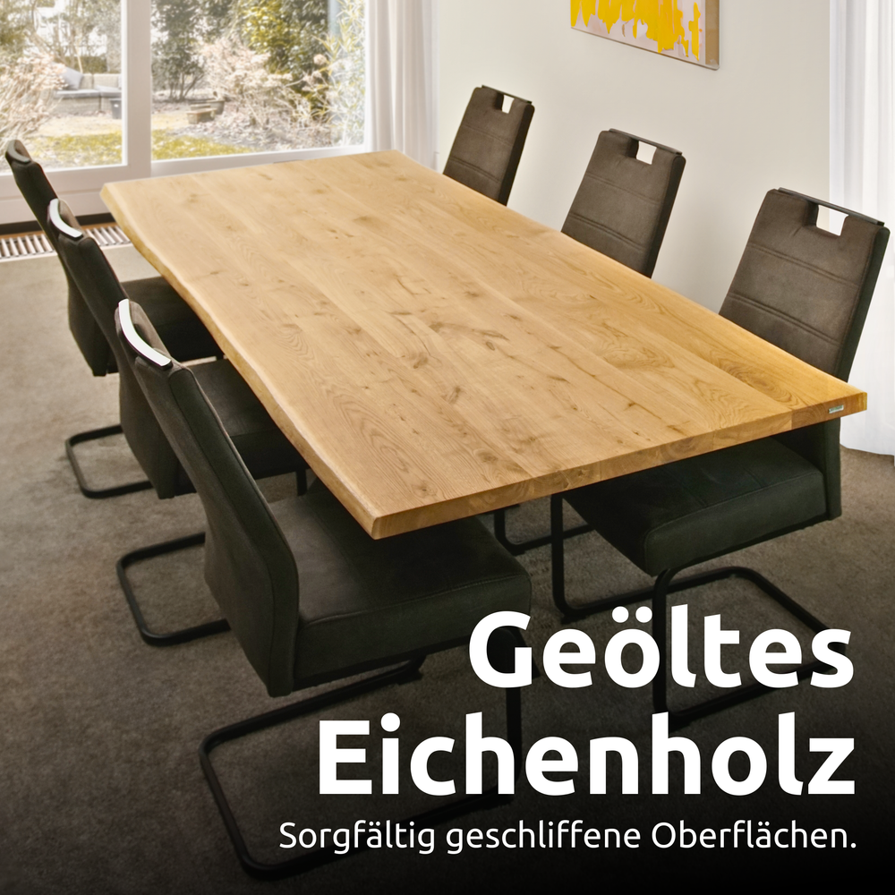 Eiken eettafel met boomstamrand in de eetkamer, gedekt met zes donkere stoelen