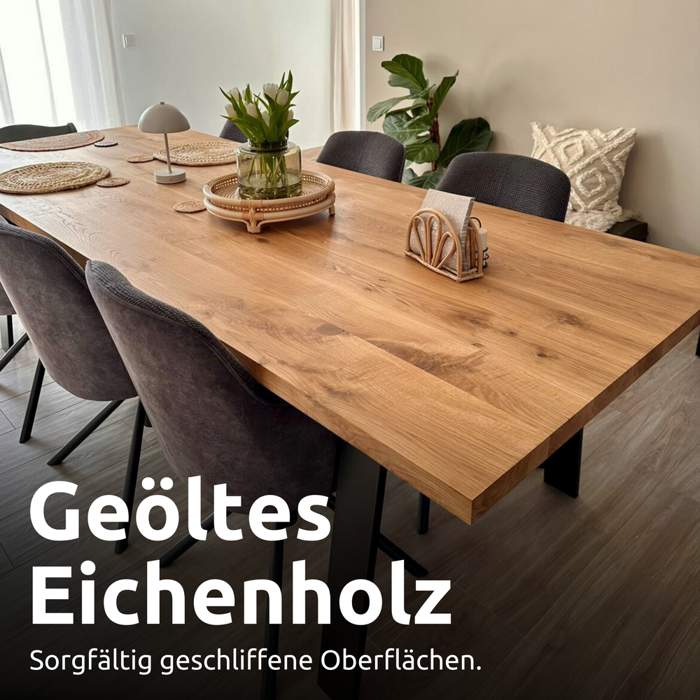 Eikentafel zonder boomstamrand in de eetkamer met stoelen, geoliede afwerking