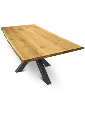 Massief houten tafel eiken met boomstamrand, schuin aanzicht van het tafelblad op zwart Hora Spider-onderstel