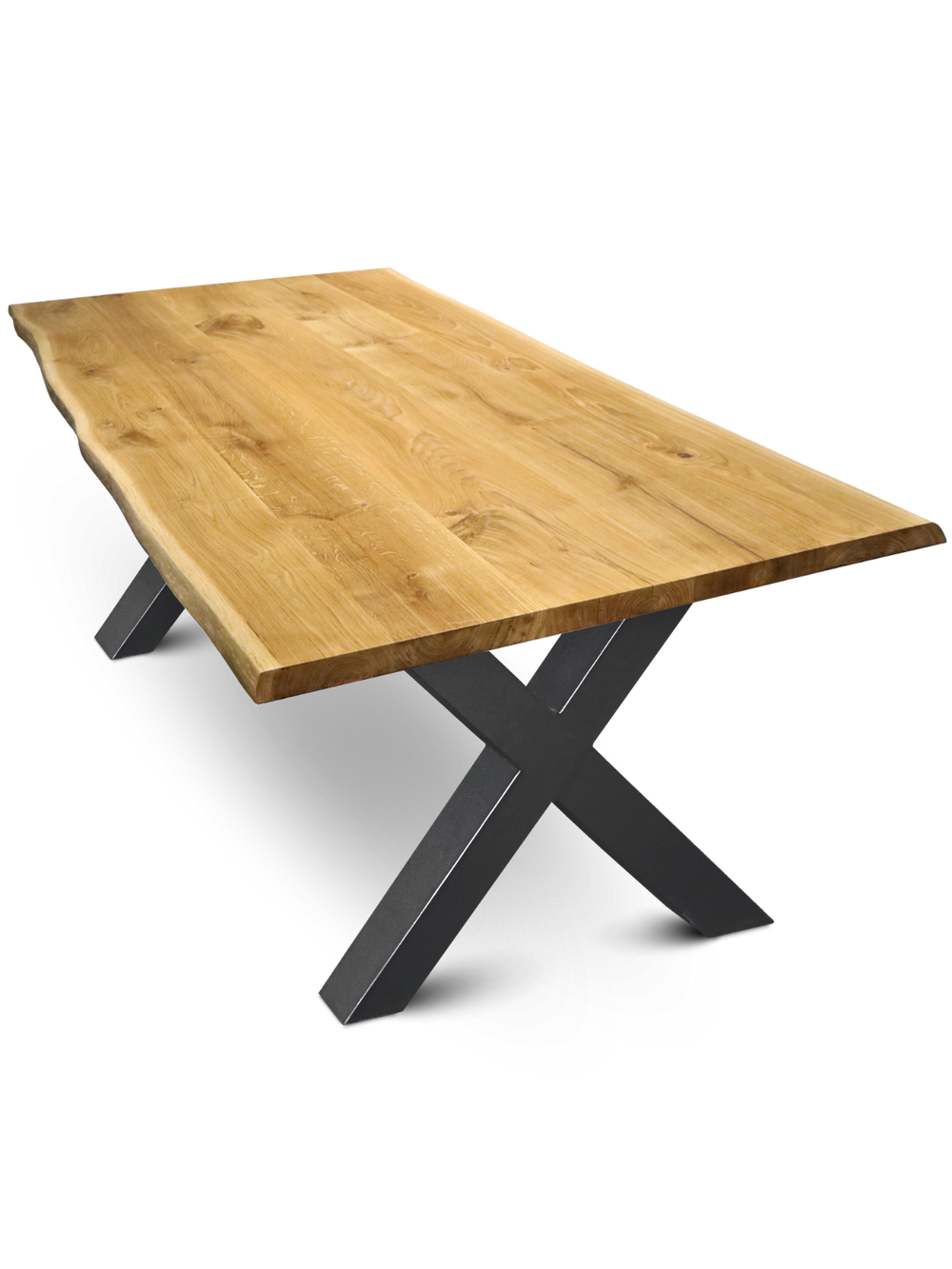 Massief houten tafel eiken met natuurlijke boomstamrand op zwart Hora X-onderstel, schuin aanzicht tegen witte achtergrond