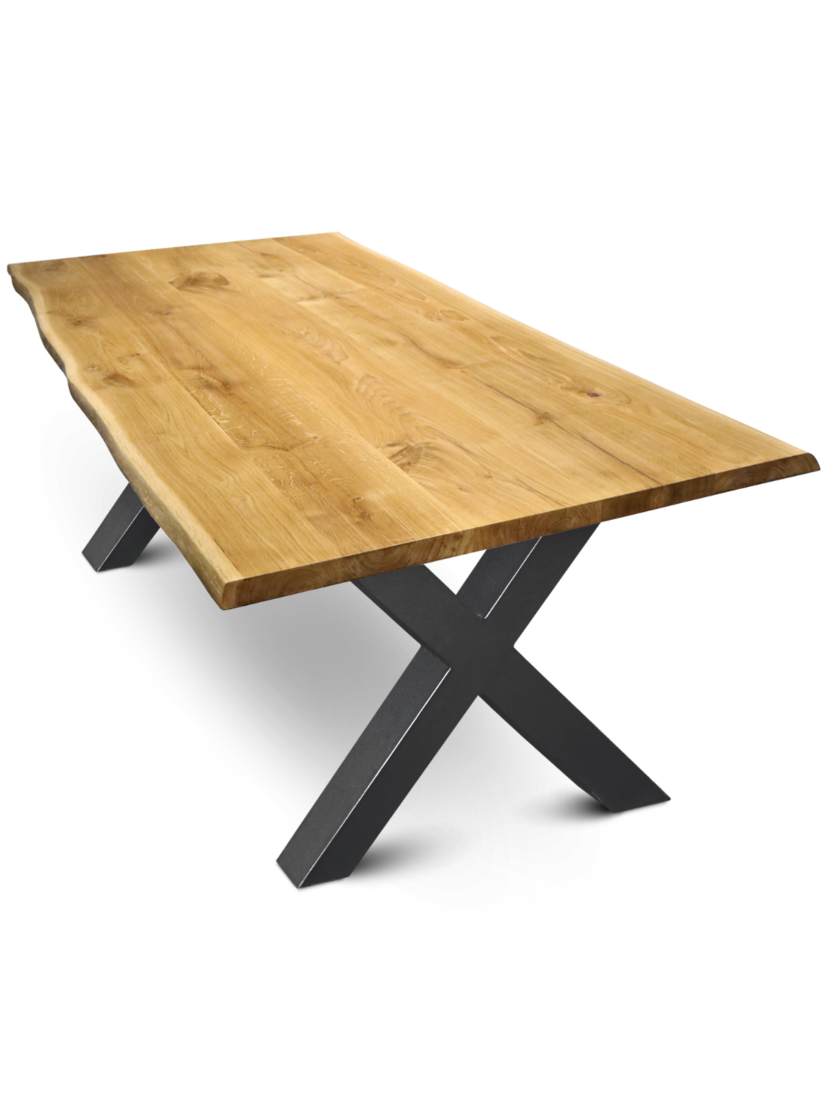 Massief houten tafel eiken met natuurlijke boomstamrand op zwart Hora X-onderstel, schuin aanzicht tegen witte achtergrond