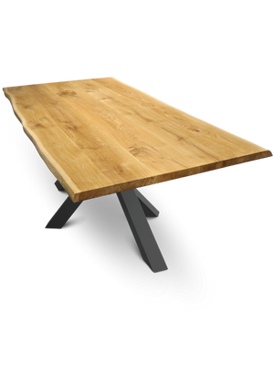 Massief houten tafel eiken met boomstamrand, schuin aanzicht van het tafelblad op zwart Tiempo Spider-onderstel