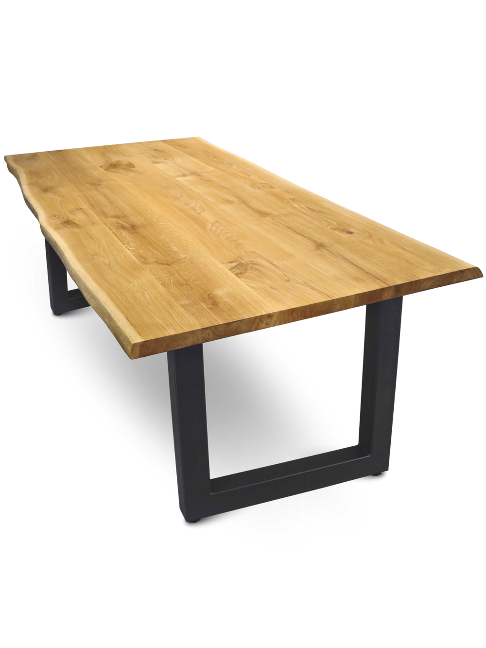 Massief houten tafel eiken met natuurlijke boomstamrand op zwart Tiempo U-onderstel, schuin aanzicht tegen witte achtergrond