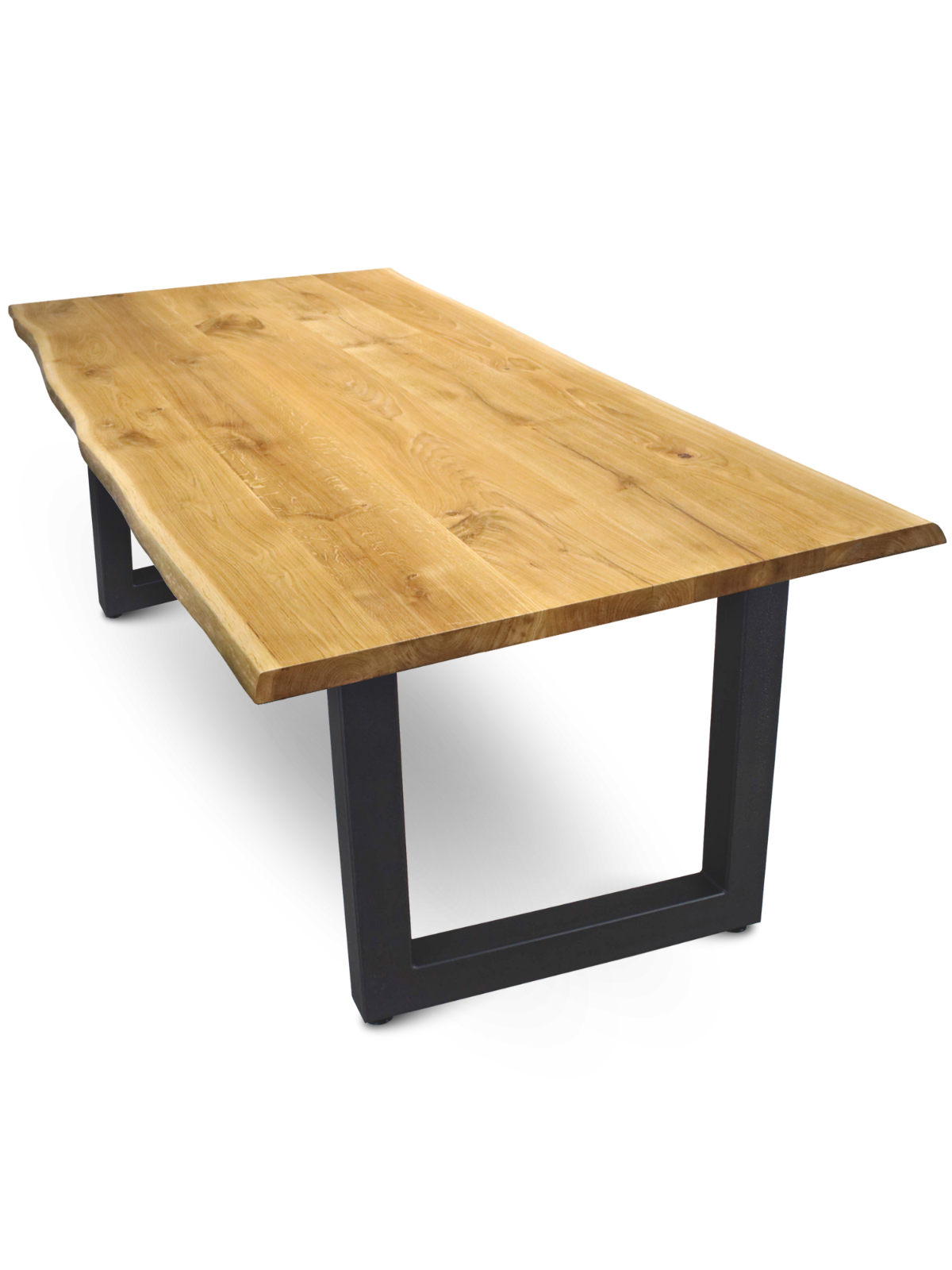 Massief houten tafel eiken met natuurlijke boomstamrand op zwart Tiempo U-onderstel, schuin aanzicht tegen witte achtergrond