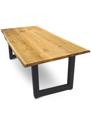 Massief houten tafel eiken met natuurlijke boomstamrand op zwart Tiempo U-onderstel, schuin aanzicht tegen witte achtergrond