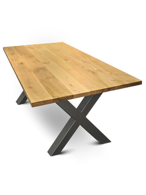 Massief houten tafel eiken met rechte rand zonder boomstamrand op zwart Hora X-onderstel tegen witte achtergrond